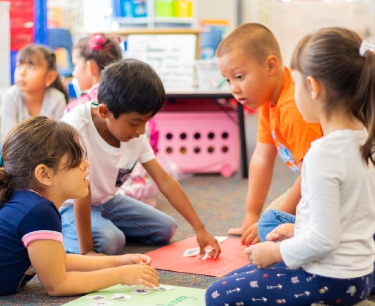 kids Collaborating in the classroom 